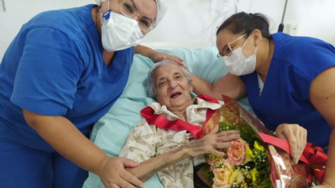 Idosa de 95 anos é recebida com festa após vencer a covid-19, em Catingueira