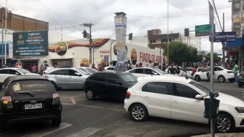 Taxistas fazem protesto contra a instalação de taxímetros e fecham centro de Patos