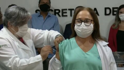 Enfermeira é a primeira a ser vacinada contra a covid-19 na Paraíba
