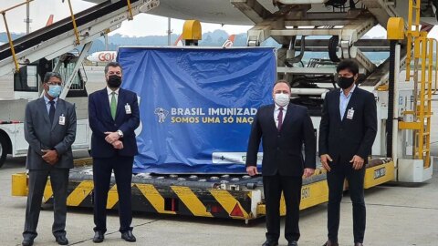 Avião com vacinas da AstraZeneca vindo da Índia pousa no Brasil