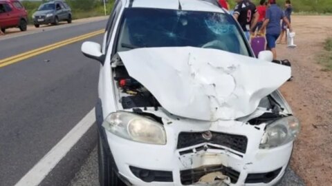 Homem fica ferido em colisão envolvendo carro e moto no Sertão