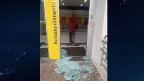 Homem destrói vidraça de agência bancária, em Piancó
