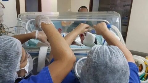 Bebê cardiopata é transferido de maternidade em Patos para tratamento no Ceará