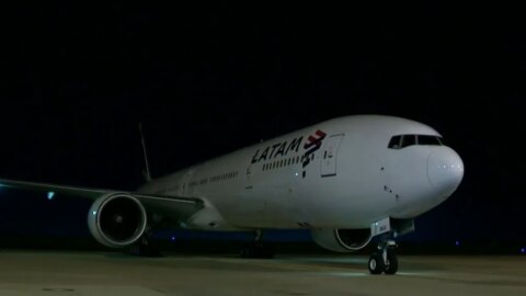 Avião com insumos para produção de 8,6 milhões de doses da vacina CoronaVac chega ao Brasil