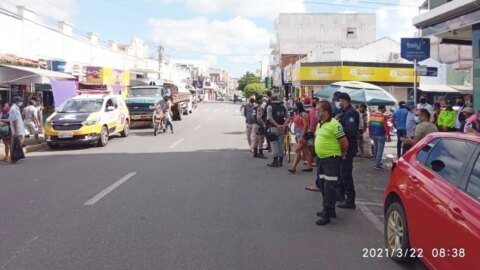 Vendedores ambulantes e camelôs começam a ser retirados do Centro de Patos