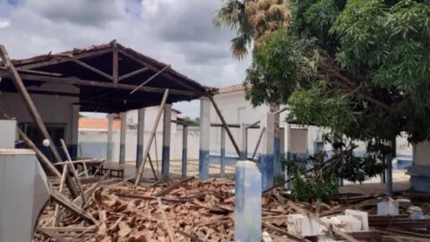 Teto de escola desaba em Piancó