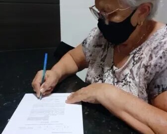 Prefeita de Emas assina protocolo para adesão ao consórcio da compra de vacinas contra a Covid-19
