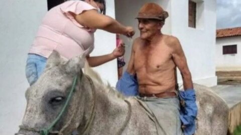 NA PB: Idoso vai de cavalo se vacinar contra a covid-19  e imagem viraliza nas redes sociais