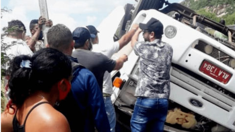 Bombeiros fazem resgate dramático de caminhoneiro preso nas ferragens após acidente na Serra de Teixeira