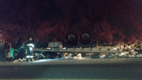 Caminhão tomba na serra de Santa Luzia e motorista morre no local
