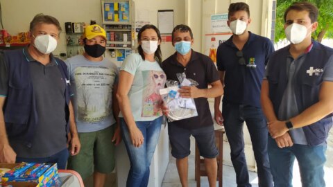 Secretaria de Saúde distribui kits com máscaras e álcool em gel no comercio de Catingueira