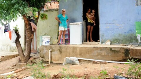 “A gente tá sem bujão e a comida é pouca para nós”, relata jovem mãe que pede ajuda na cidade de Patos