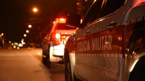 Travesti é agredida a pauladas e pedradas e se finge de morta para não ser assassinada pelos agressores, na Paraíba