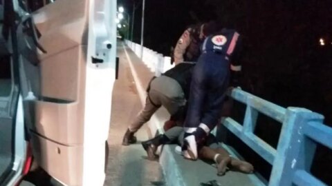 Equipe do SAMU evita que homem se jogue de ponte, em Patos