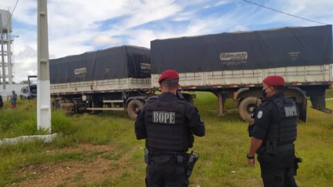 PM apreende carreta bitrem com carga de cigarros contrabandeados avaliada em mais de R$ 2 milhões na Região Metropolitana de Patos