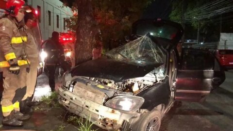 Pai e filho de 5 anos morrem após carro bater em árvore na Paraíba
