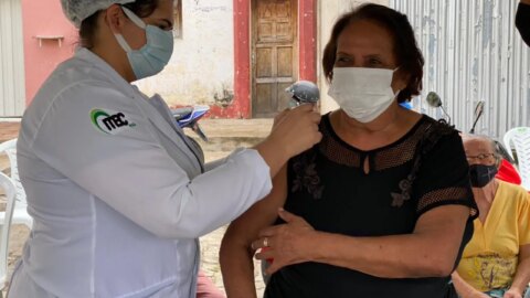 Secretaria de Saúde de Catingueira vacina idosos e professores contra a H1N1