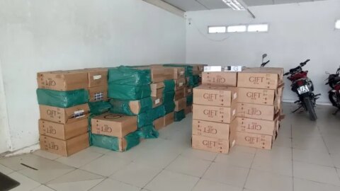 Carga ilegal com mais de 1 milhão de cigarros importados é apreendida dentro de galpão, na Paraíba