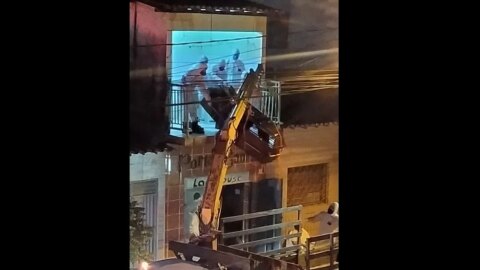 Após morrer de covid-19, corpo de homem é retirado de apartamento com ajuda de guincho, no Sertão da PB