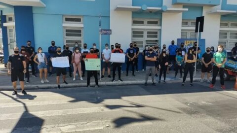 Profissionais de educação física protestam contra novo decreto que proíbe abertura de academias, em Patos