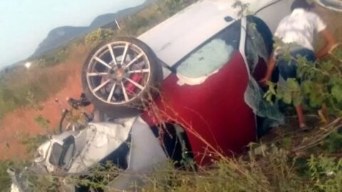 Carro capota e deixa casal ferido, no Sertão da PB