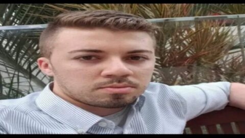 Jovem de 23 anos é morto com mais de 20 facadas e namorado é principal suspeito do crime, na Paraíba