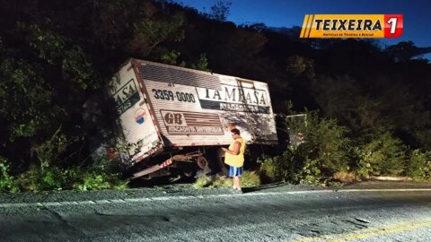 Caminhão-baú tomba na Serra do Teixeira. Motorista conta como foi o acidente