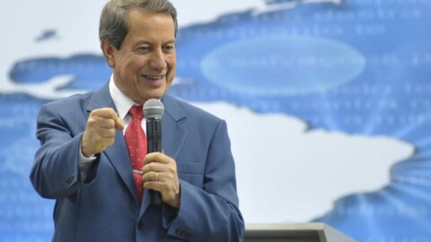 Missionário R.R Soares é internado com Covid; religioso já vendeu ‘água consagrada para curar a doença’