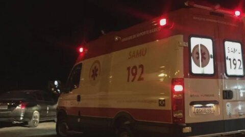 Homem invade ambulância do Samu, esfaqueia condutor e tenta esfaquear paciente e enfermeira