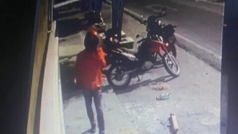 Dupla armada assalta loja de celular em Patos; câmeras flagram tudo