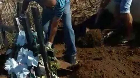 Sem coveiro em cemitério, família tem que enterrar parente que morreu de Covid-19, no Sertão