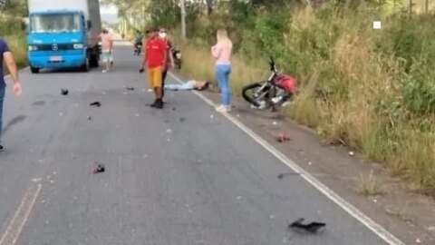 Homem morre após ter pernas e braços decepados ao colidir moto em caminhão, na Paraíba