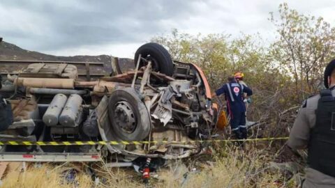 Motorista fica preso às ferragens após caminhão tombar na Serra do Teixeira