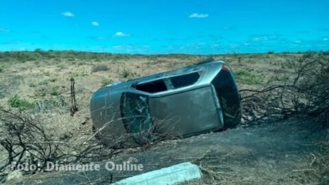 Motorista perde controle de carro e capota em rodovia, no Vale do Piancó