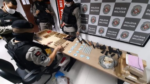 Grupo suspeito de matar três jovens é preso com armas e munição, na Paraíba