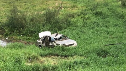 Irmãos morrem afogados após carro capotar, na Paraíba