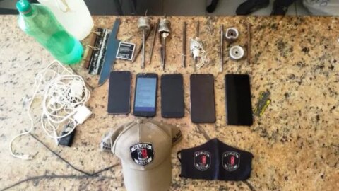 Operação apreende facas, celulares, cachaça, carregadores e outros objetos no presídio, em Patos