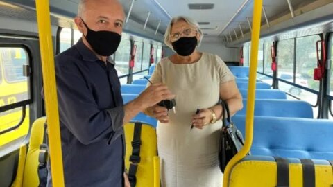 Prefeita Anete Loureiro consegue ônibus para o município de Emas