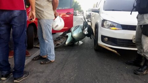 EM PATOS: Jovem motociclista tem perna quebrada em acidente após porta de carro ser aberta de forma inesperada