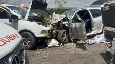 Colisão entre dois carros deixa homem morto e pelo menos sete feridos na PB