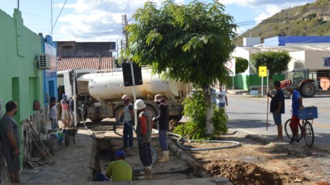 Secretaria de Infraestrutura finaliza melhorias na rede de esgoto da rua Antônio Felix, em Catingueira