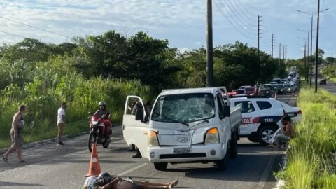 Homem morre atropelado por carro após ter moto tomada em assalto e correr para pedir ajuda, na Paraíba