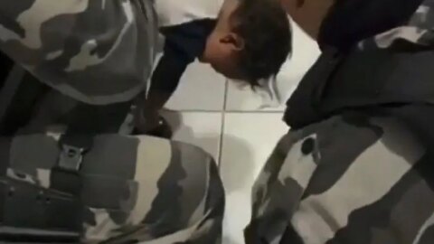 Bebê de 1 ano engasga e é salvo por policiais, na Paraíba. VÍDEO
