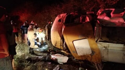 Motorista morre após perder controle de caminhão-pipa e capotar na Paraíba