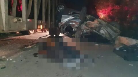 Homem morre preso às ferragens e duas pessoas ficam feridas após colisão entre veículos, na Paraíba
