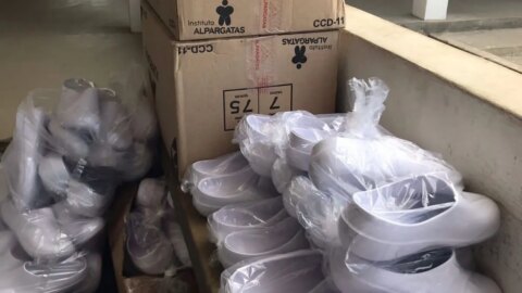 Prefeitura de Catingueira distribui sapatos para equipe de saúde doados pela indústria Alpargatas