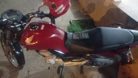 Polícia Militar recupera moto minutos após ser roubada, em Patos