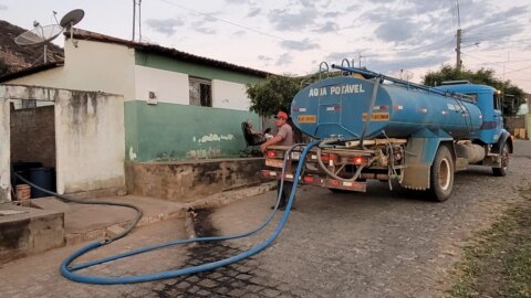 Prefeitura de Catingueira disponibiliza carro-pipa para abastecer população diante da falta de água na cidade