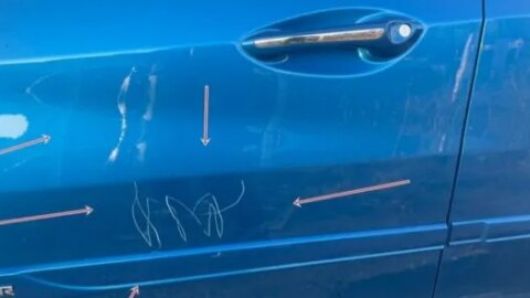 Guardador de carro é flagrado ao riscar veículo de médica no centro de Patos