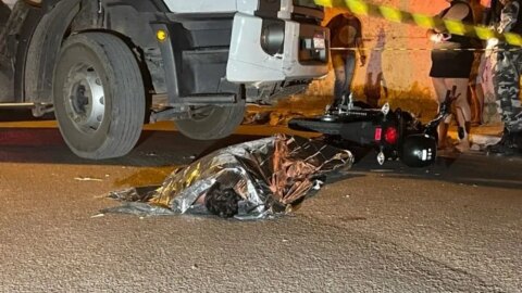 Jovem morre após empinar moto e bater em caminhão de lixo, na Paraíba